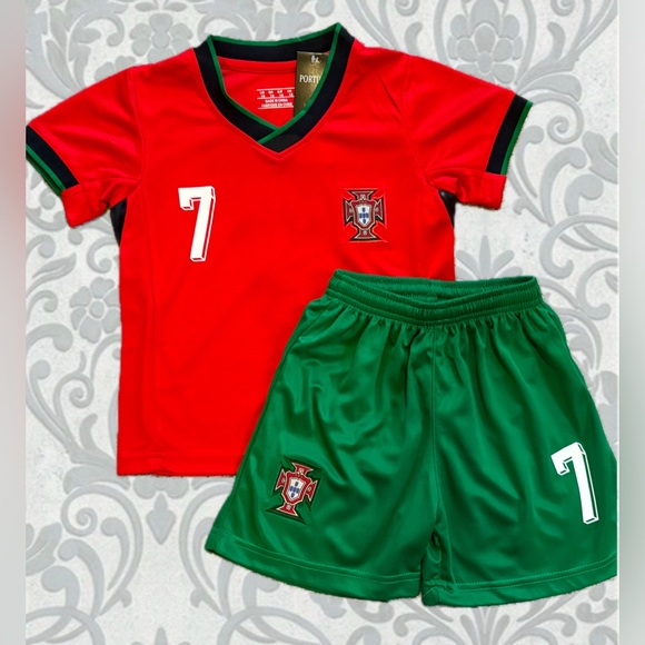 Cristiano Ronaldo kids use red home soccer jersey kit - Boys Girls Portugal - Picture 2 of 6